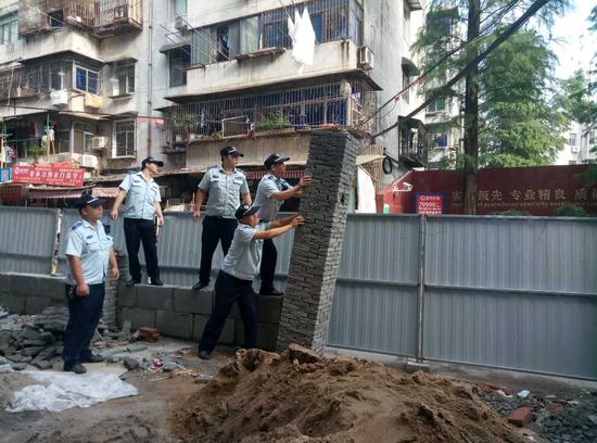 城管局长拆校门事件，背后的故事与启示