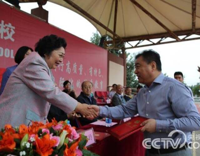 张宏民，新闻界先驱的辉煌起点之路