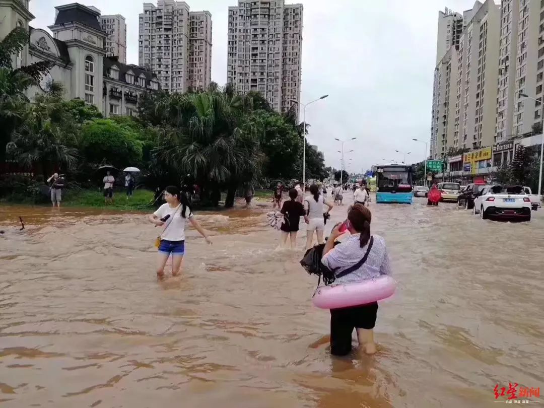 四川乐山暴雨预警与应对纪实，守护城市的勇敢行动